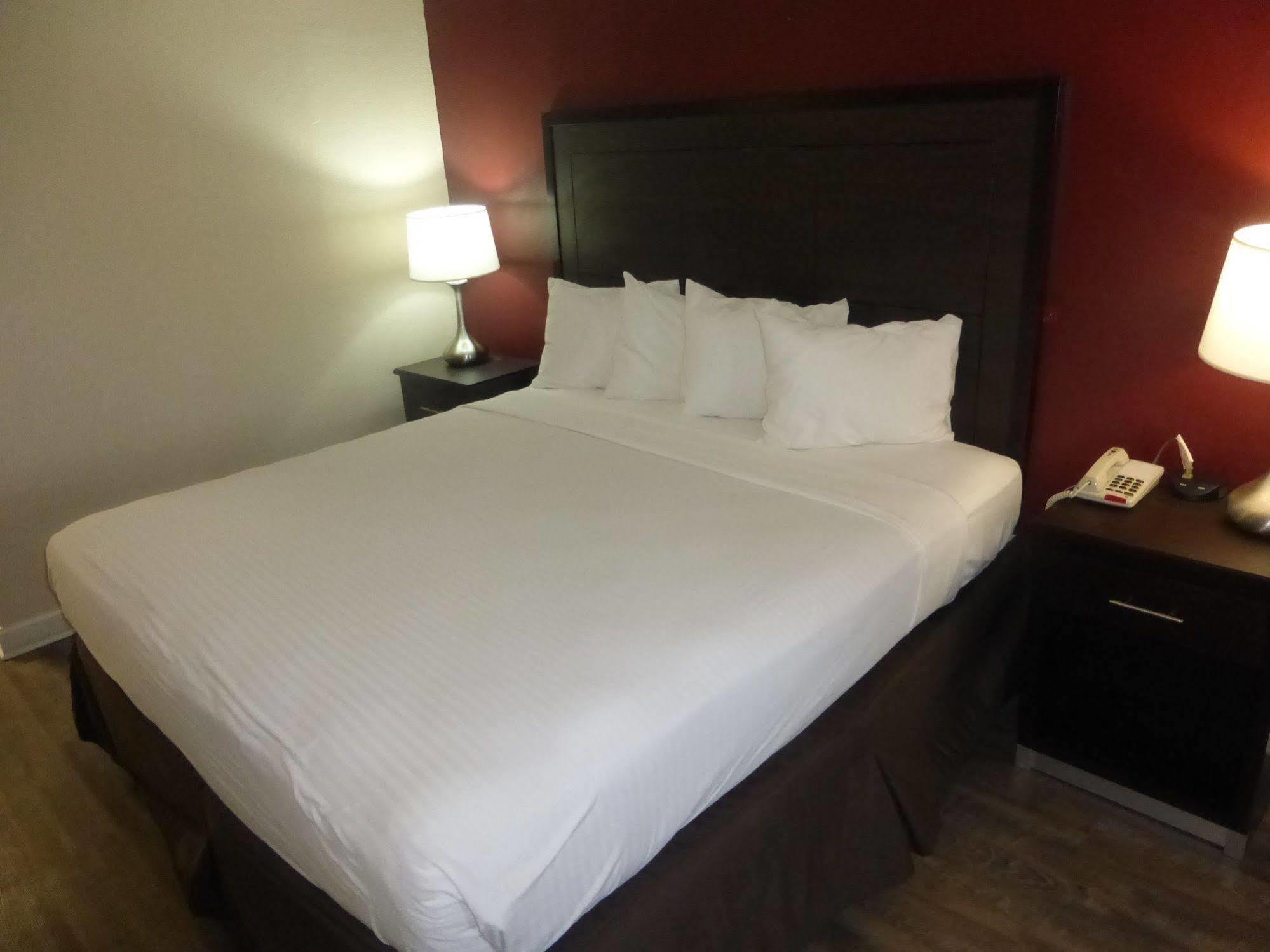 Red Roof Inn Форрест-Сити Экстерьер фото